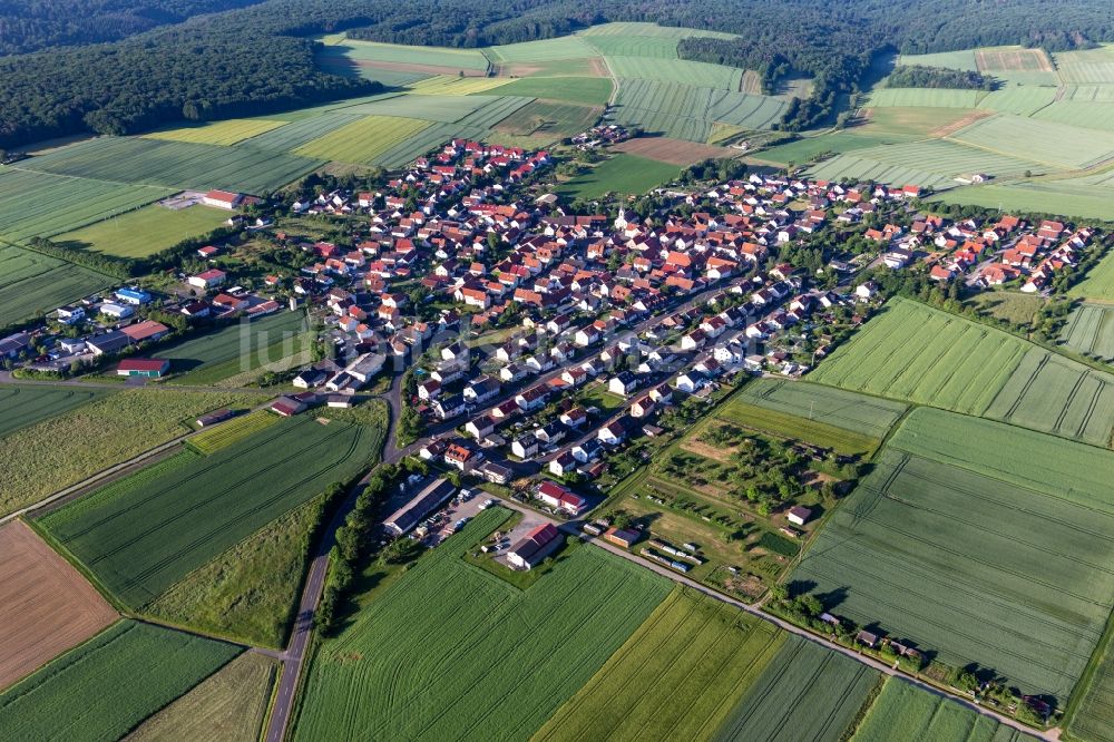 Hesselbach von oben - Dorfkern am Feldrand in Hesselbach im Bundesland Bayern, Deutschland