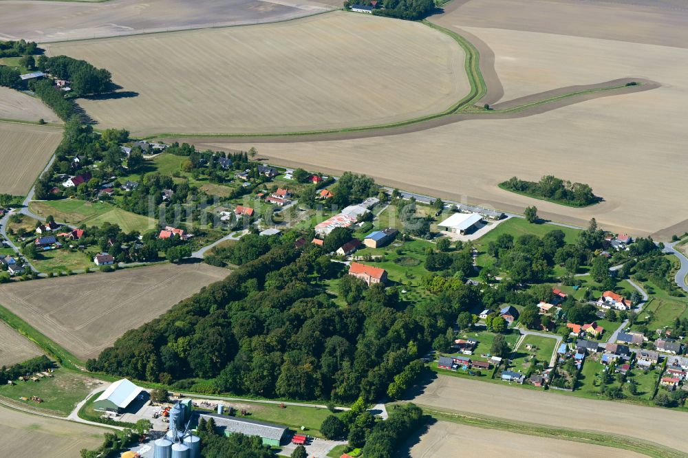 Hessenburg aus der Vogelperspektive: Dorfkern am Feldrand in Hessenburg im Bundesland Mecklenburg-Vorpommern, Deutschland