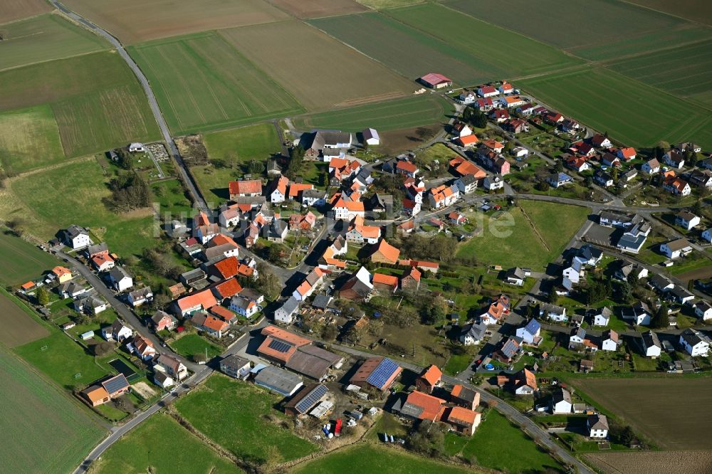 Heßlar von oben - Dorfkern am Feldrand in Heßlar im Bundesland Hessen, Deutschland
