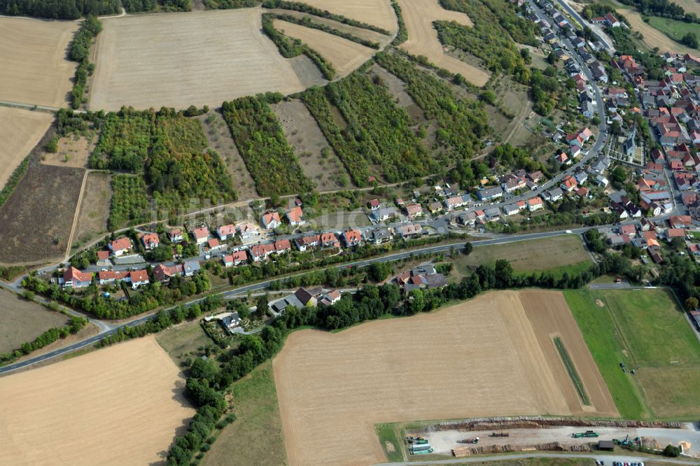 Heugrumbach von oben - Dorfkern am Feldrand in Heugrumbach im Bundesland Bayern, Deutschland