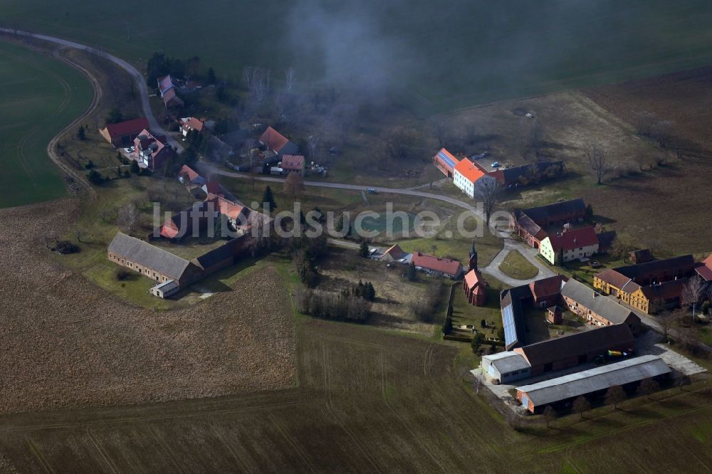 Höfgen aus der Vogelperspektive: Dorfkern am Feldrand in Höfgen im Bundesland Brandenburg, Deutschland