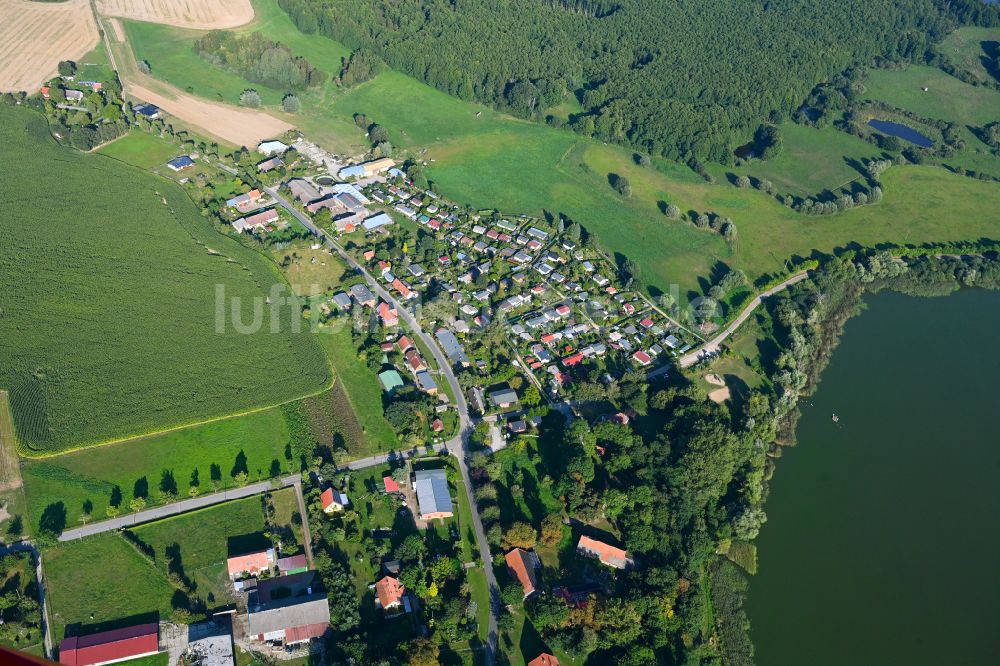 Luftaufnahme Hildebrandshagen - Dorfkern am Feldrand in Hildebrandshagen im Bundesland Mecklenburg-Vorpommern, Deutschland