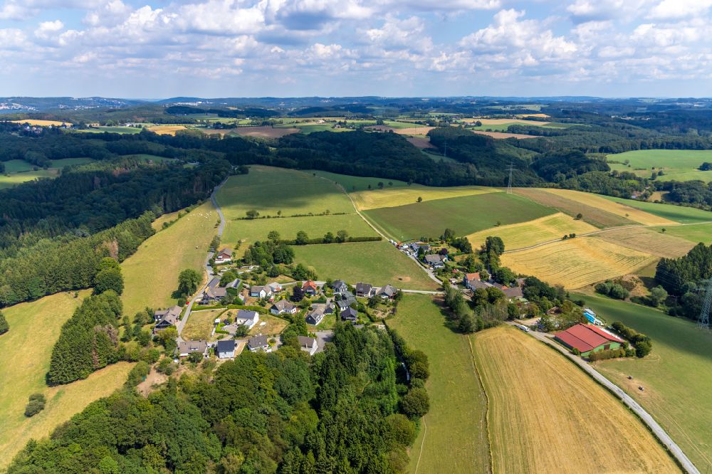 Luftaufnahme Hillringhausen - Dorfkern am Feldrand in Hillringhausen im Bundesland Nordrhein-Westfalen, Deutschland