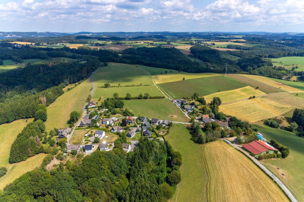 Hillringhausen von oben - Dorfkern am Feldrand in Hillringhausen im Bundesland Nordrhein-Westfalen, Deutschland