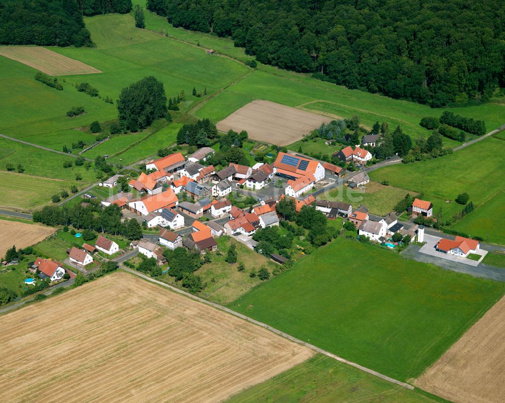 Höingen aus der Vogelperspektive: Dorfkern am Feldrand in Höingen im Bundesland Hessen, Deutschland