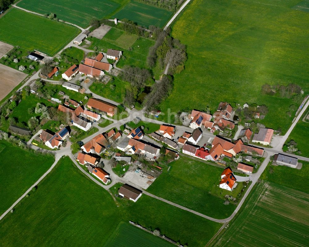 Hinterholz aus der Vogelperspektive: Dorfkern am Feldrand in Hinterholz im Bundesland Bayern, Deutschland