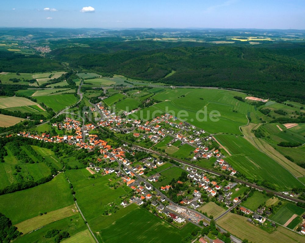 Luftaufnahme Hönebach - Dorfkern am Feldrand in Hönebach im Bundesland Hessen, Deutschland