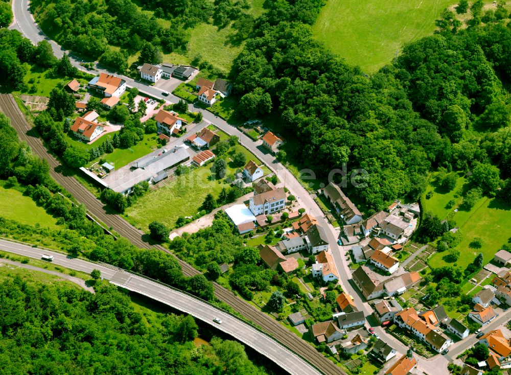 Hochstein von oben - Dorfkern am Feldrand in Hochstein im Bundesland Rheinland-Pfalz, Deutschland