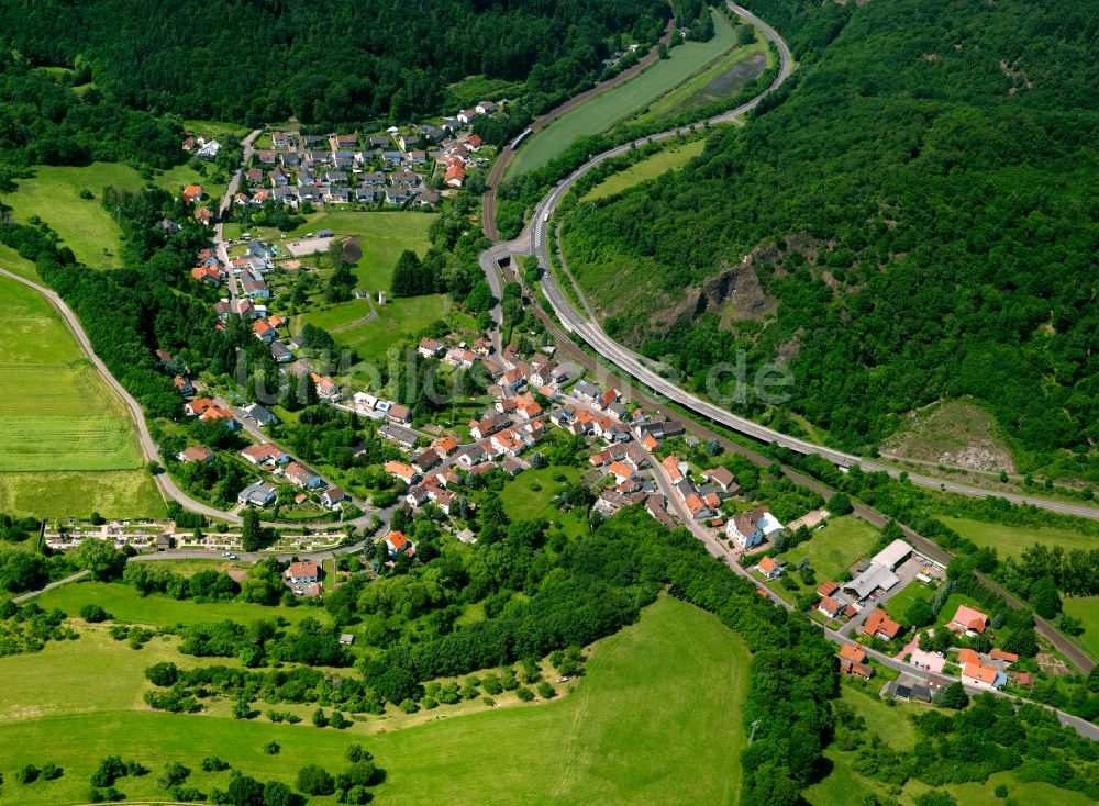 Luftaufnahme Hochstein - Dorfkern am Feldrand in Hochstein im Bundesland Rheinland-Pfalz, Deutschland