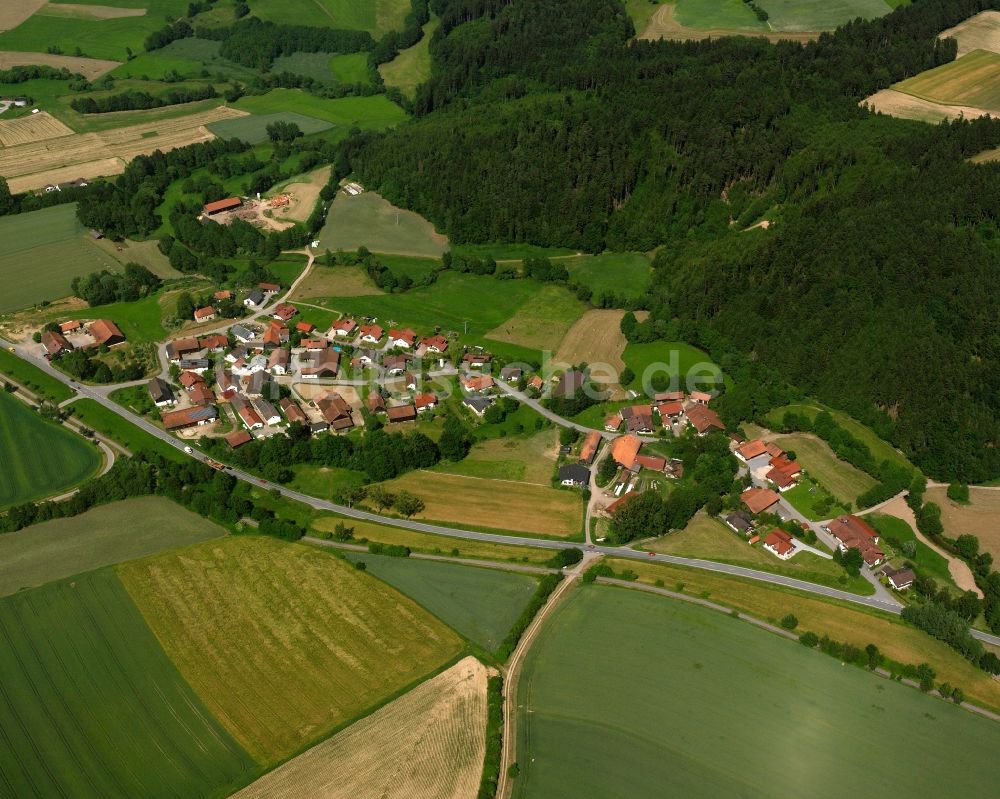 Hofdorf aus der Vogelperspektive: Dorfkern am Feldrand in Hofdorf im Bundesland Bayern, Deutschland