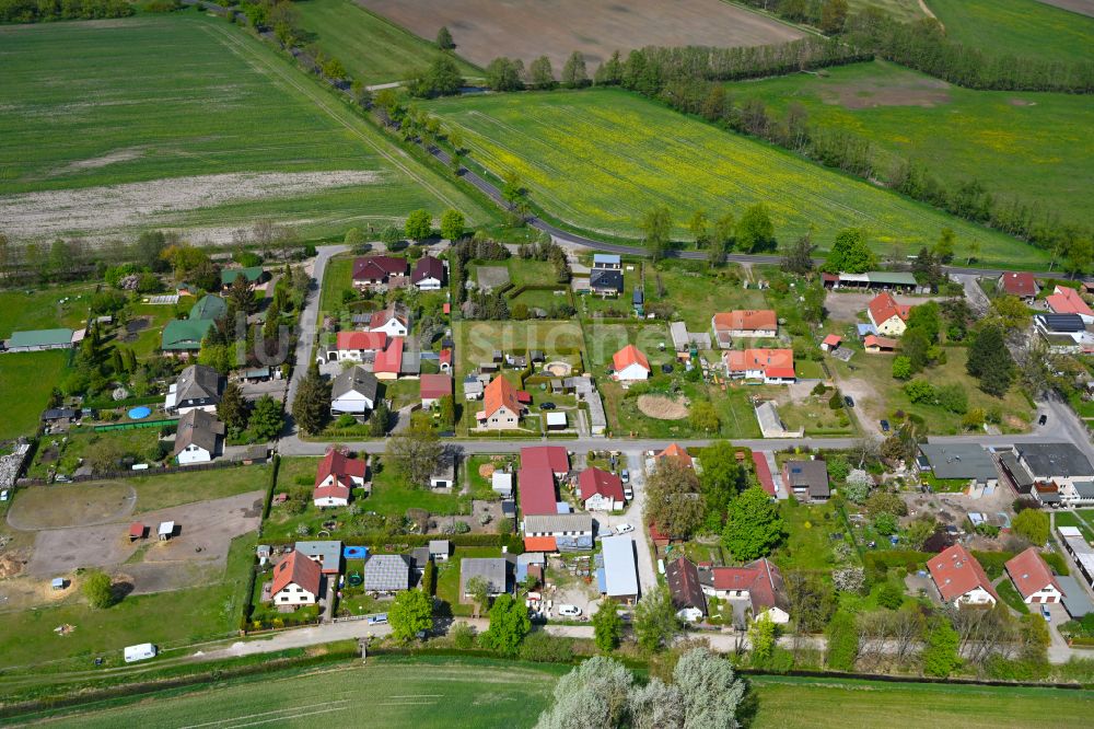 Luftbild Hohenbruch - Dorfkern am Feldrand in Hohenbruch im Bundesland Brandenburg, Deutschland