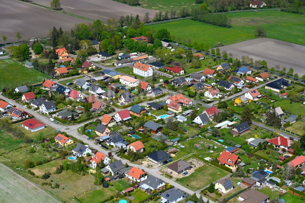 Hohenbruch von oben - Dorfkern am Feldrand in Hohenbruch im Bundesland Brandenburg, Deutschland