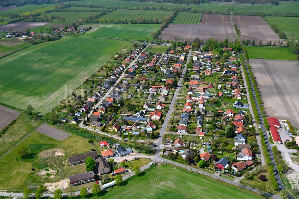 Luftaufnahme Hohenbruch - Dorfkern am Feldrand in Hohenbruch im Bundesland Brandenburg, Deutschland