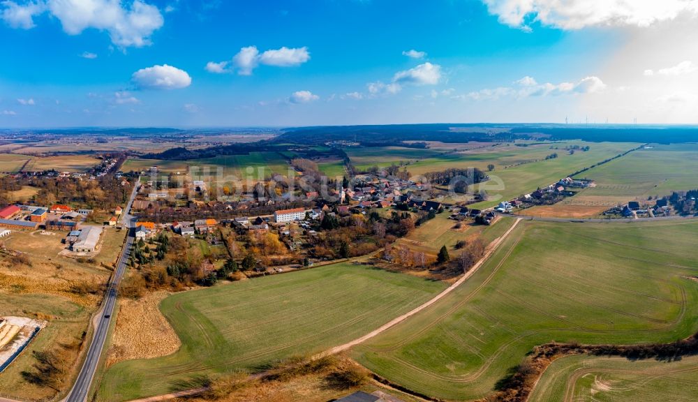 Hohenfinow von oben - Dorfkern am Feldrand in Hohenfinow im Bundesland Brandenburg, Deutschland