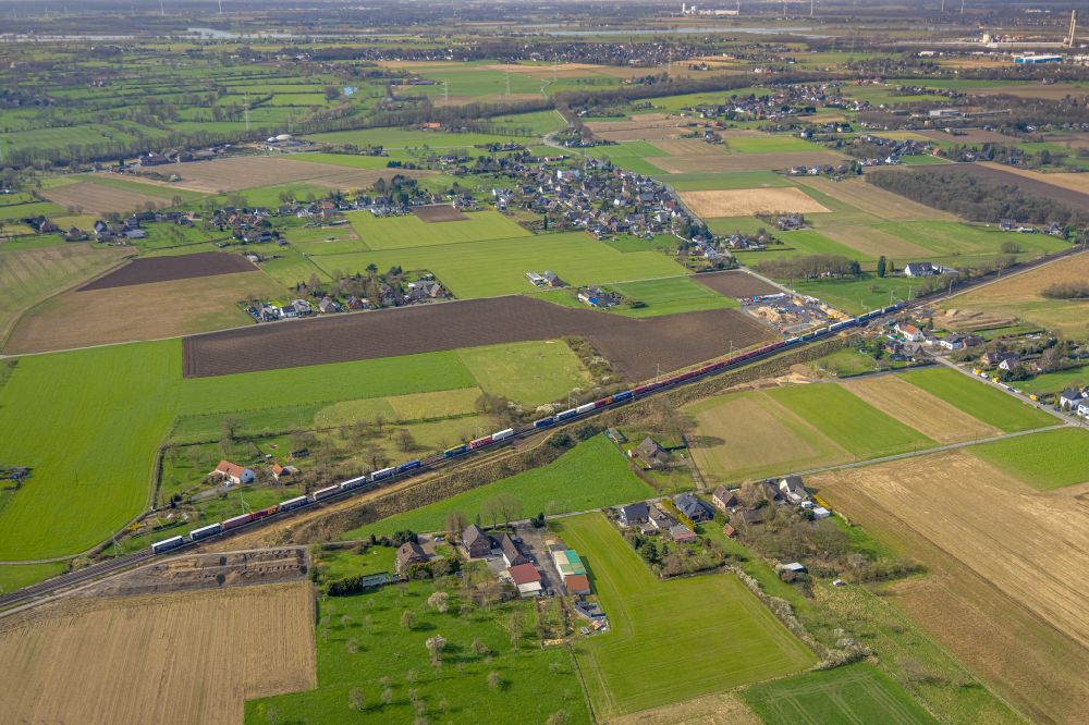 Holthausen aus der Vogelperspektive: Dorfkern am Feldrand in Holthausen im Bundesland Nordrhein-Westfalen, Deutschland