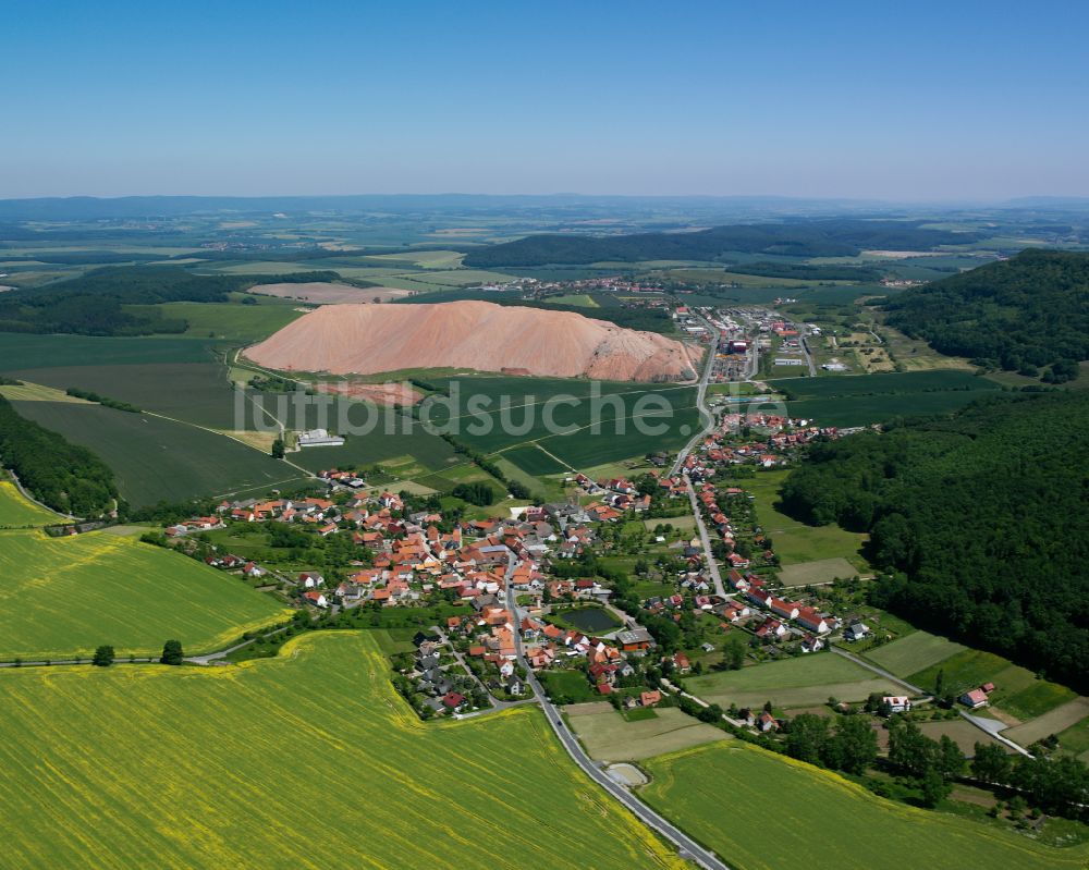 Holungen von oben - Dorfkern am Feldrand in Holungen im Bundesland Thüringen, Deutschland
