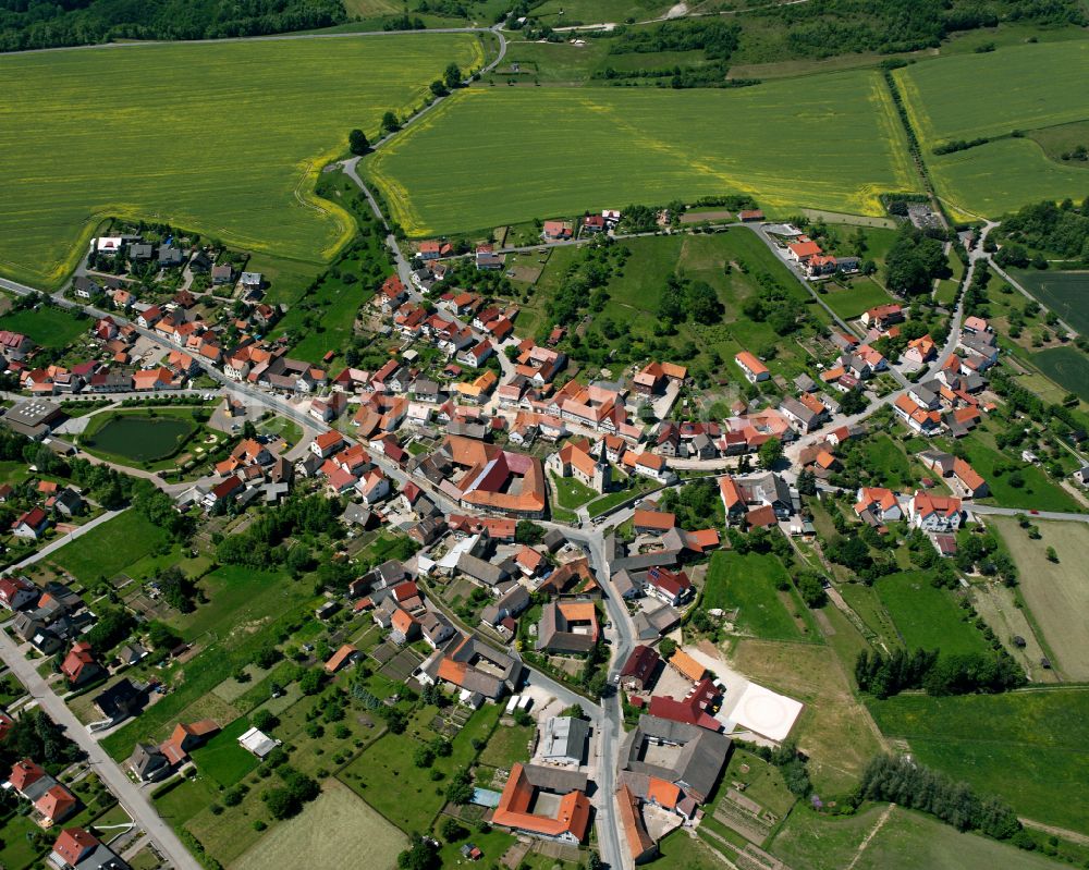 Holungen aus der Vogelperspektive: Dorfkern am Feldrand in Holungen im Bundesland Thüringen, Deutschland