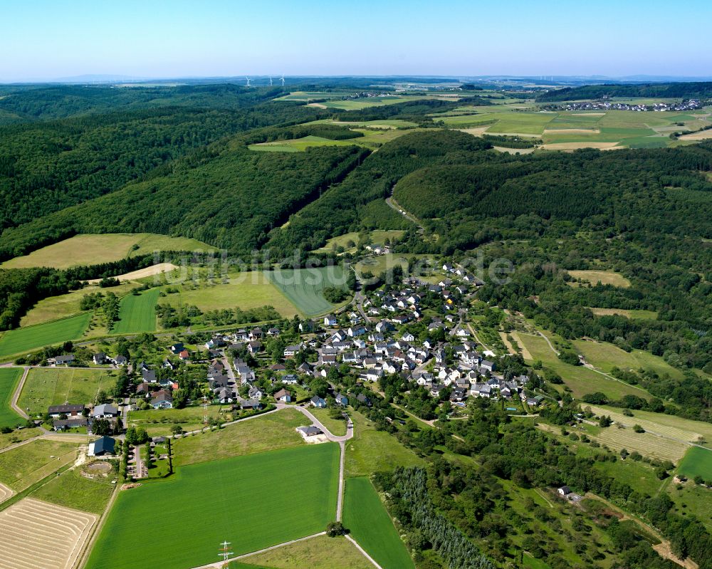 Holzfeld von oben - Dorfkern am Feldrand in Holzfeld im Bundesland Rheinland-Pfalz, Deutschland