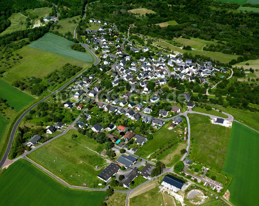 Holzfeld aus der Vogelperspektive: Dorfkern am Feldrand in Holzfeld im Bundesland Rheinland-Pfalz, Deutschland