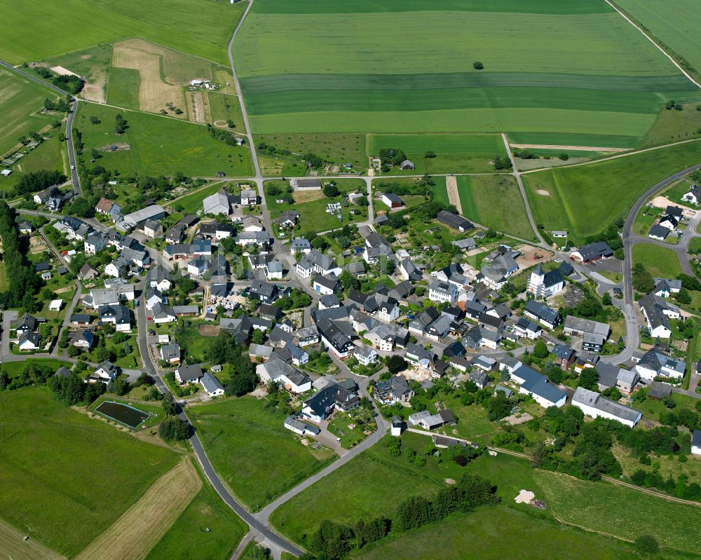 Horn aus der Vogelperspektive: Dorfkern am Feldrand in Horn im Bundesland Rheinland-Pfalz, Deutschland