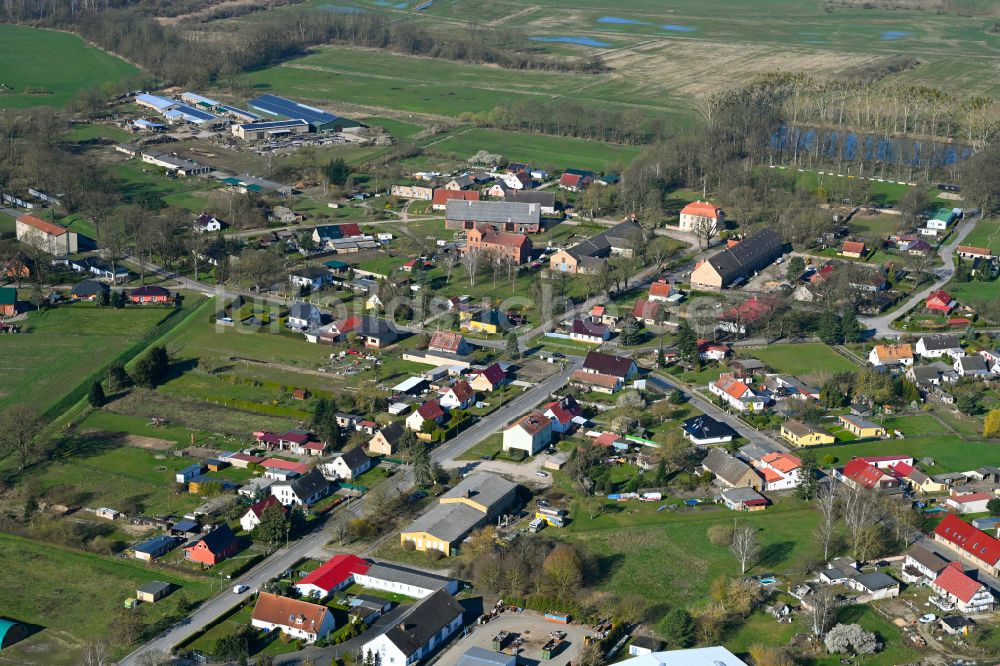 Häsen von oben - Dorfkern am Feldrand in Häsen im Bundesland Brandenburg, Deutschland
