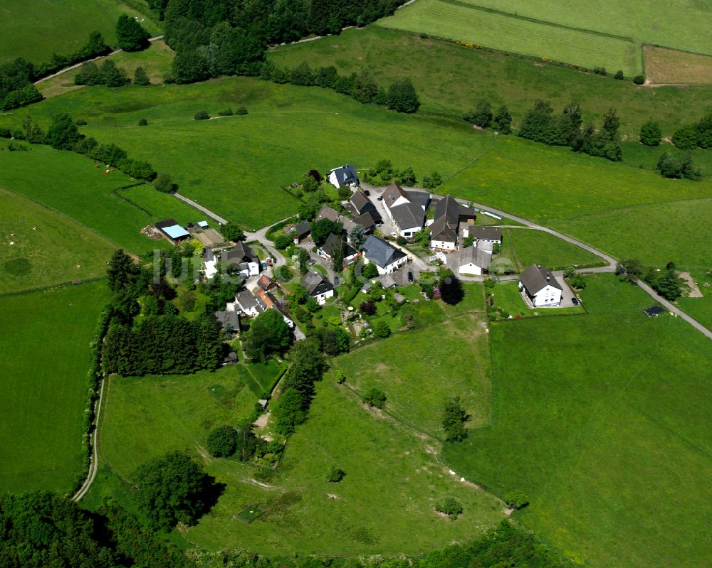 Luftaufnahme Hüttebruch - Dorfkern am Feldrand in Hüttebruch im Bundesland Nordrhein-Westfalen, Deutschland