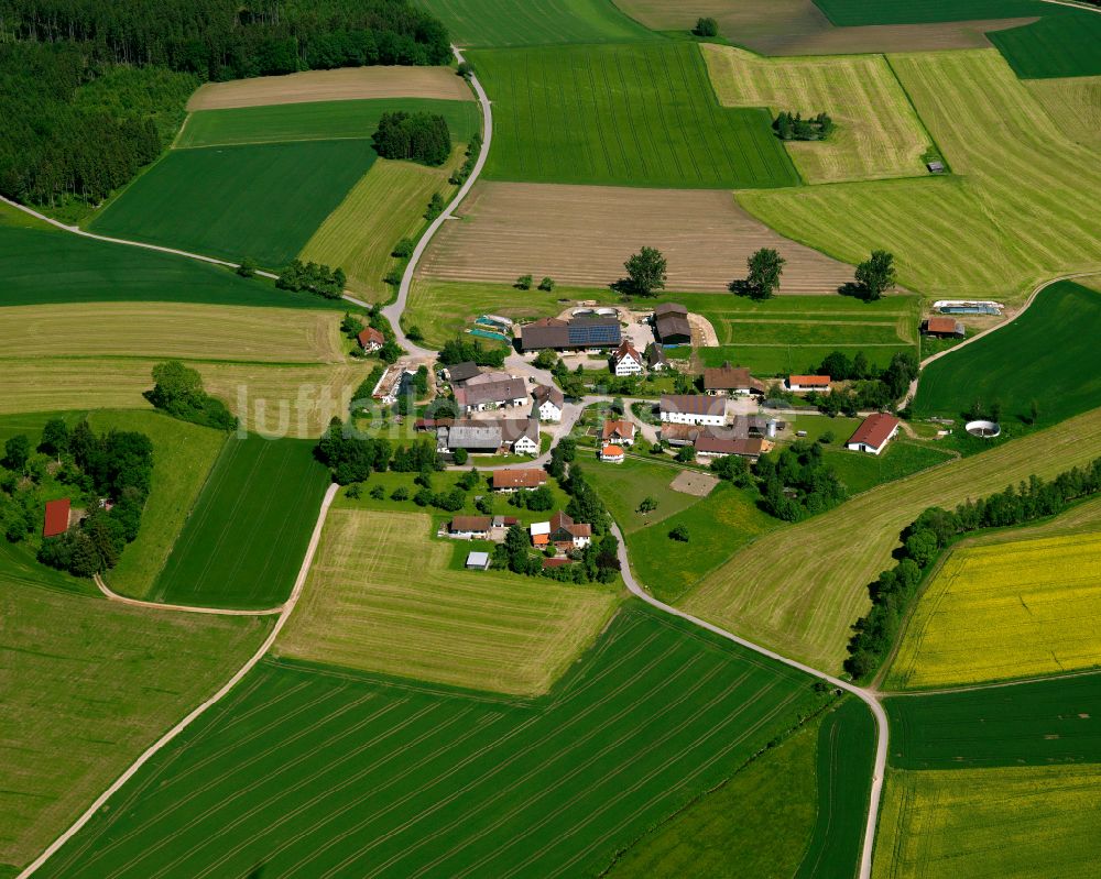 Huggenlaubach von oben - Dorfkern am Feldrand in Huggenlaubach im Bundesland Baden-Württemberg, Deutschland