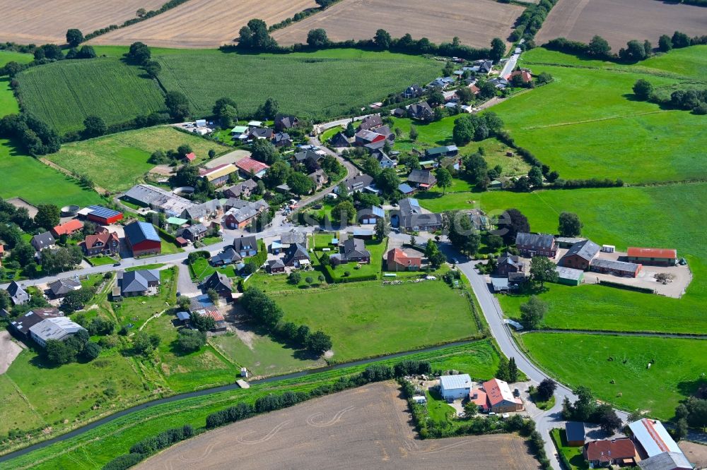 Hummelfeld von oben - Dorfkern am Feldrand in Hummelfeld im Bundesland Schleswig-Holstein, Deutschland