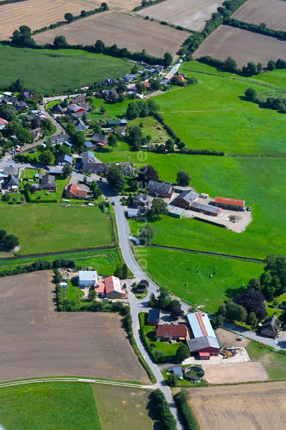 Hummelfeld aus der Vogelperspektive: Dorfkern am Feldrand in Hummelfeld im Bundesland Schleswig-Holstein, Deutschland