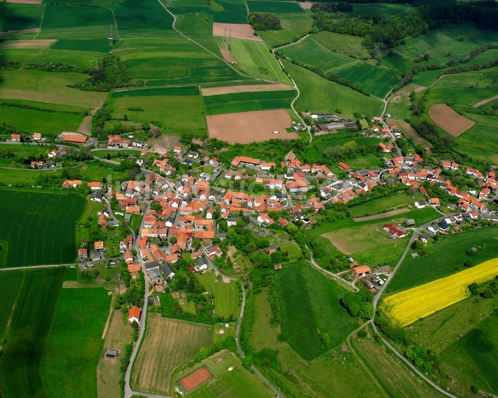 Iba aus der Vogelperspektive: Dorfkern am Feldrand in Iba im Bundesland Hessen, Deutschland