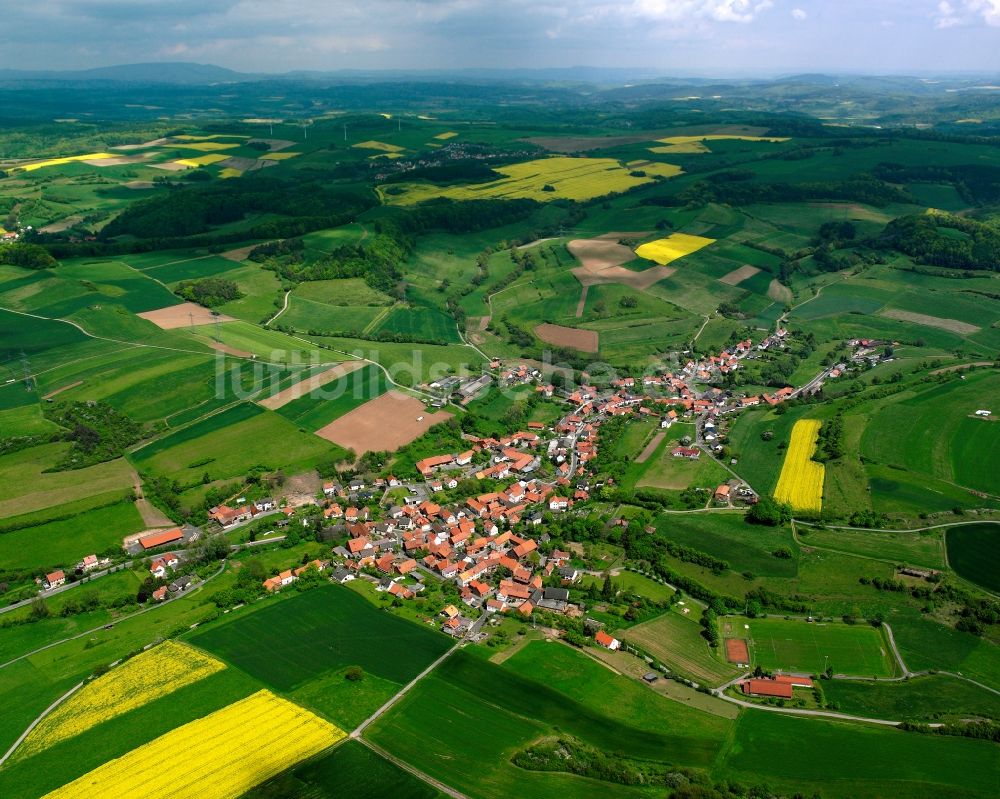 Iba aus der Vogelperspektive: Dorfkern am Feldrand in Iba im Bundesland Hessen, Deutschland