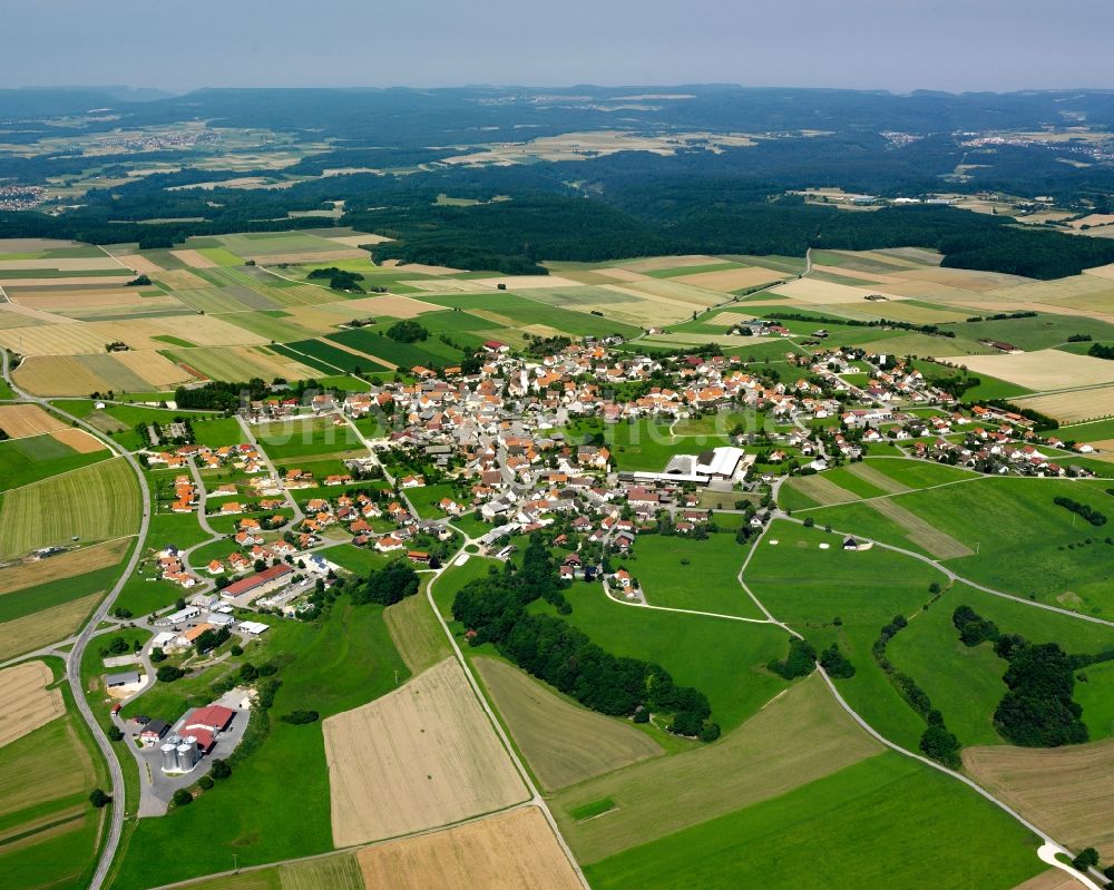 Inneringen von oben - Dorfkern am Feldrand in Inneringen im Bundesland Baden-Württemberg, Deutschland