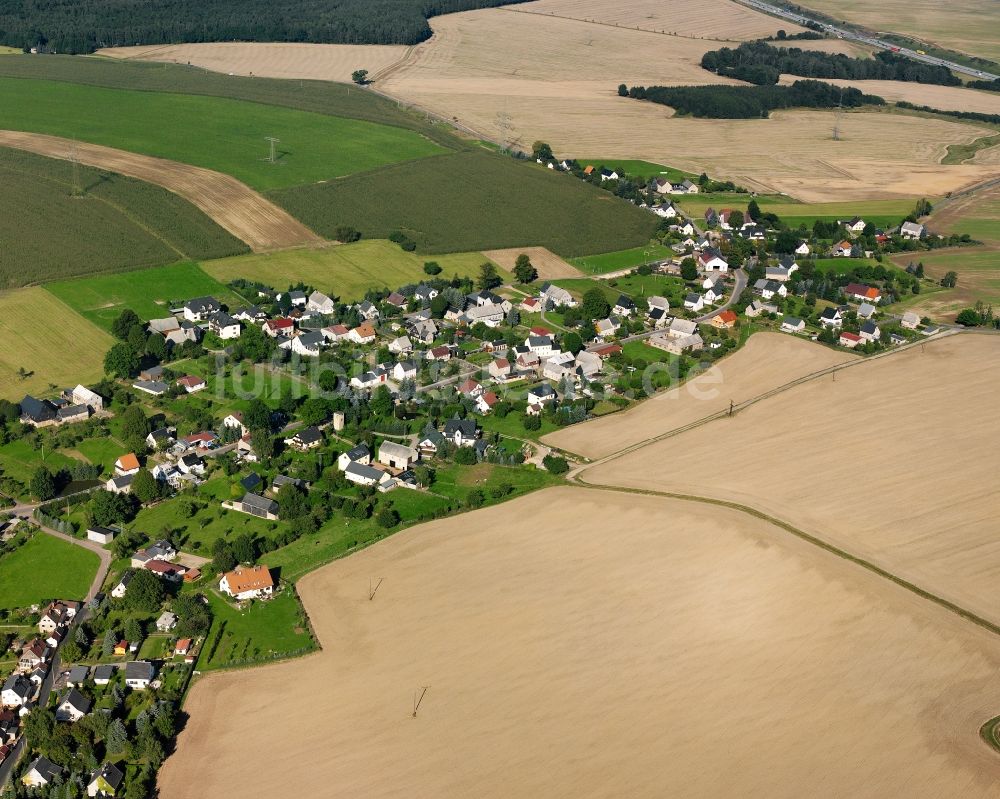 Irbersdorf aus der Vogelperspektive: Dorfkern am Feldrand in Irbersdorf im Bundesland Sachsen, Deutschland