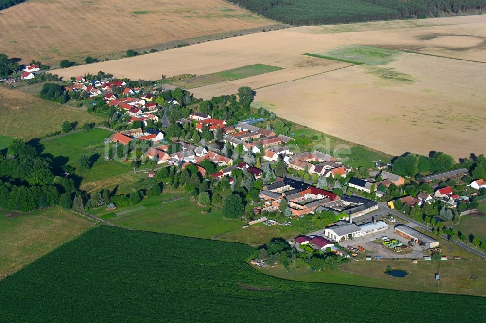 Jagsal aus der Vogelperspektive: Dorfkern am Feldrand in Jagsal im Bundesland Brandenburg, Deutschland