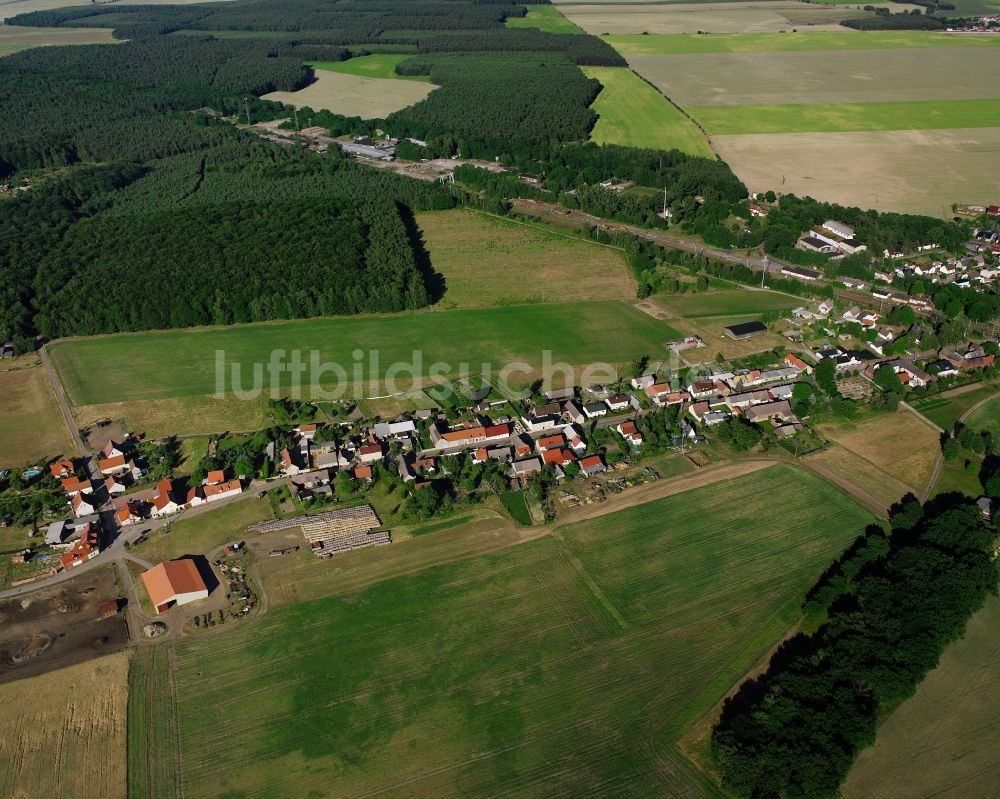 Luftaufnahme Jeber-Bergfrieden - Dorfkern am Feldrand in Jeber-Bergfrieden im Bundesland Sachsen-Anhalt, Deutschland