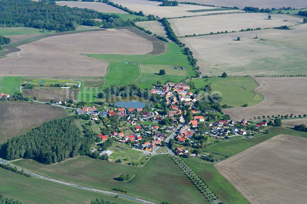 Luftaufnahme Jeserig/Fläming - Dorfkern am Feldrand in Jeserig/Fläming im Bundesland Brandenburg, Deutschland