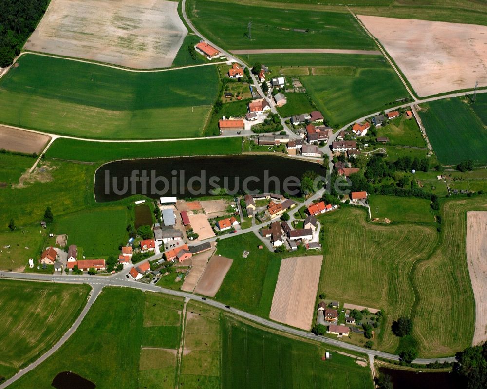 Kaierberg von oben - Dorfkern am Feldrand in Kaierberg im Bundesland Bayern, Deutschland
