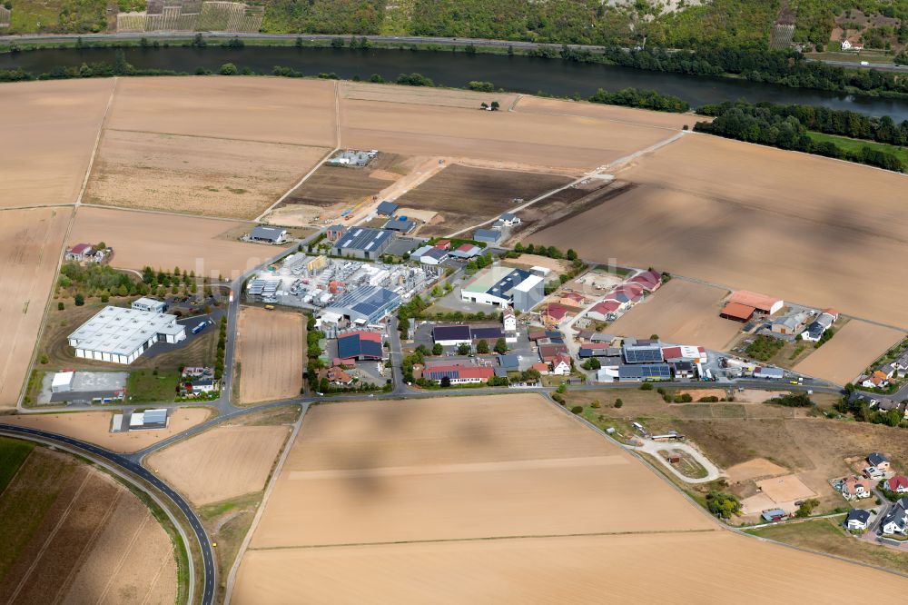 Luftaufnahme Karlburg - Dorfkern am Feldrand in Karlburg im Bundesland Bayern, Deutschland