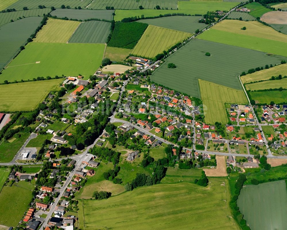 Luftbild Kastorf - Dorfkern am Feldrand in Kastorf im Bundesland Schleswig-Holstein, Deutschland
