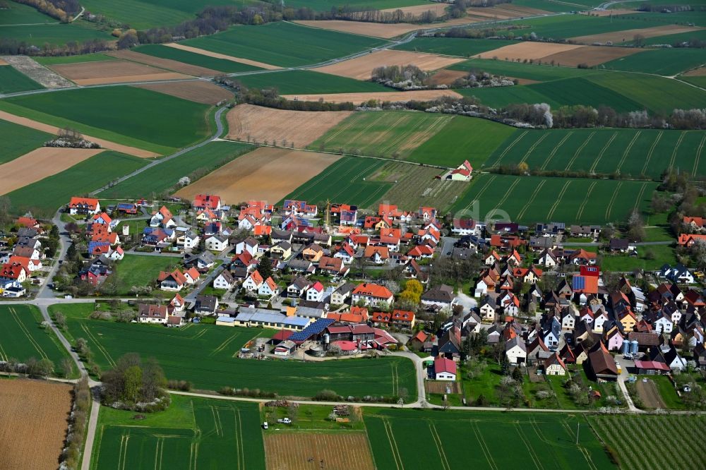 Kauernhofen von oben - Dorfkern am Feldrand in Kauernhofen im Bundesland Bayern, Deutschland