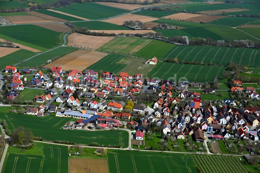 Kauernhofen aus der Vogelperspektive: Dorfkern am Feldrand in Kauernhofen im Bundesland Bayern, Deutschland
