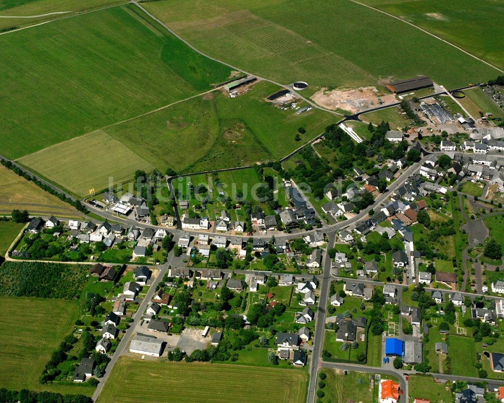 Kempfeld aus der Vogelperspektive: Dorfkern am Feldrand in Kempfeld im Bundesland Rheinland-Pfalz, Deutschland