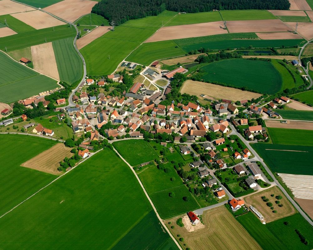 Ketteldorf aus der Vogelperspektive: Dorfkern am Feldrand in Ketteldorf im Bundesland Bayern, Deutschland
