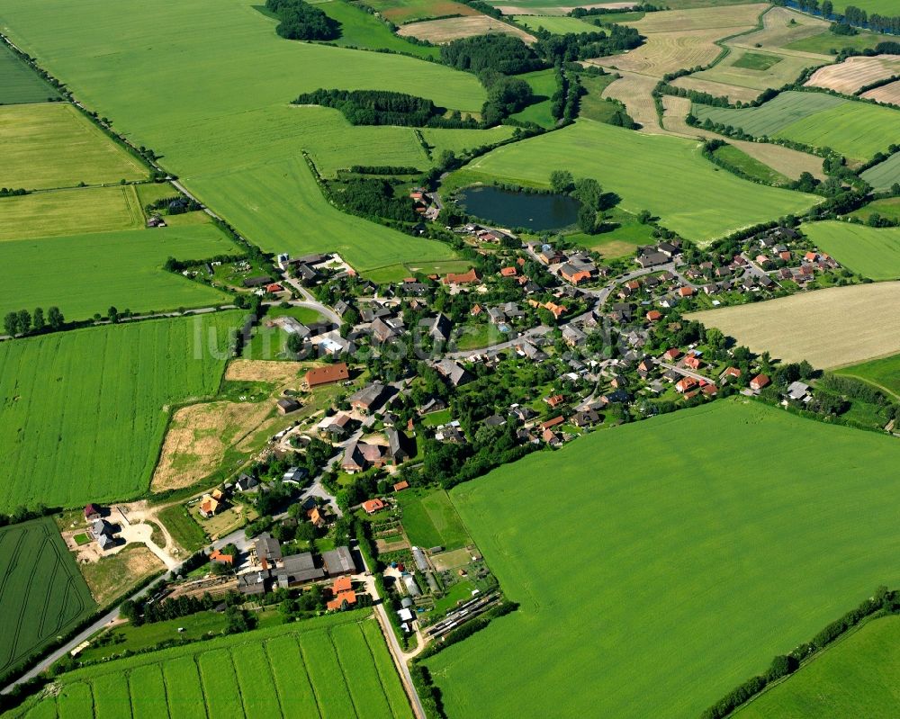 Kühsen aus der Vogelperspektive: Dorfkern am Feldrand in Kühsen im Bundesland Schleswig-Holstein, Deutschland