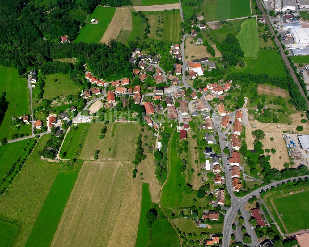 Kiesenbach aus der Vogelperspektive: Dorfkern am Feldrand in Kiesenbach im Bundesland Baden-Württemberg, Deutschland