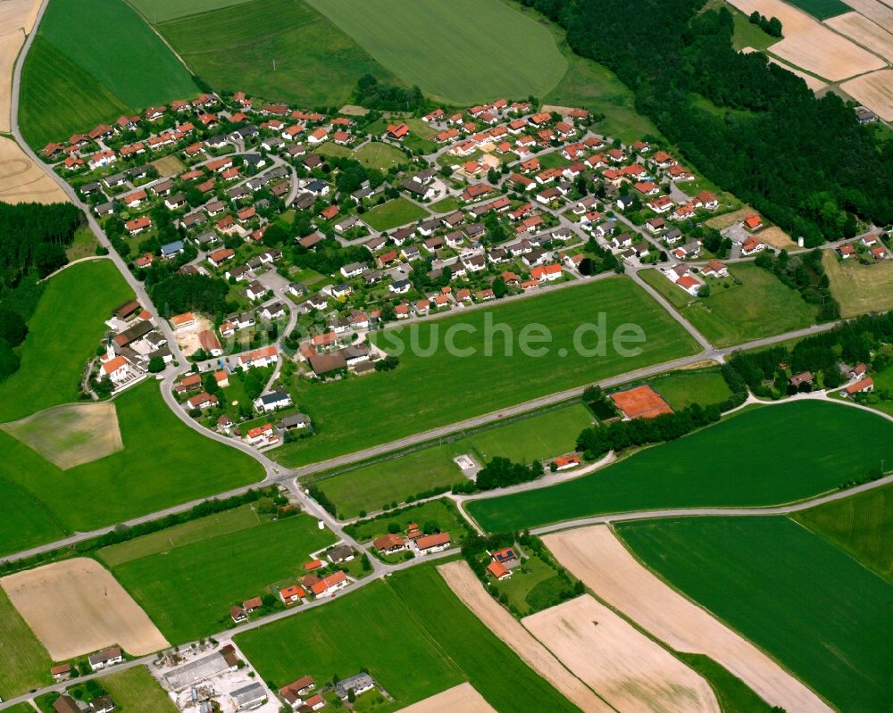 Luftaufnahme Kirchberg - Dorfkern am Feldrand in Kirchberg im Bundesland Bayern, Deutschland