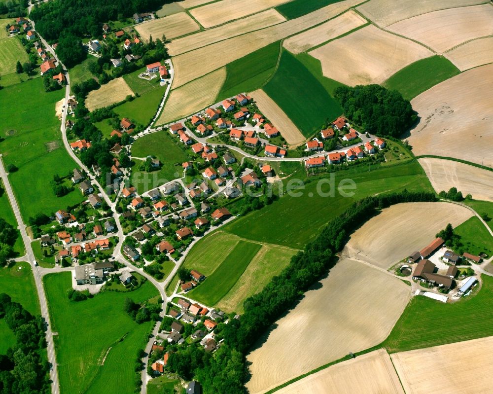 Kirchberg von oben - Dorfkern am Feldrand in Kirchberg im Bundesland Bayern, Deutschland