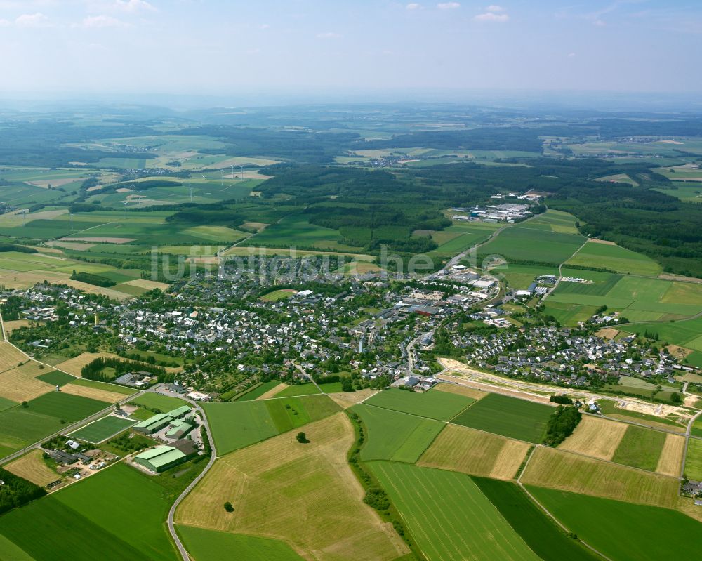 Luftaufnahme Kirchberg (Hunsrück) - Dorfkern am Feldrand in Kirchberg (Hunsrück) im Bundesland Rheinland-Pfalz, Deutschland