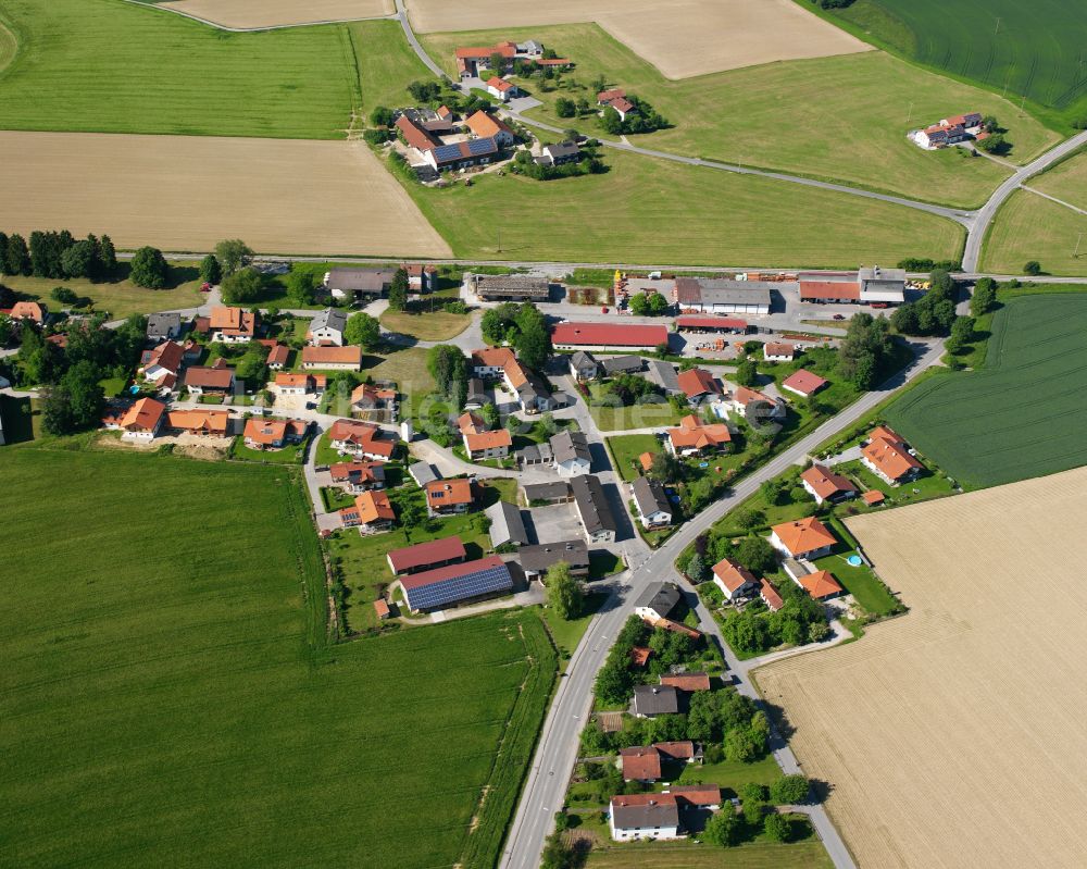 Luftaufnahme Kirchweidach - Dorfkern am Feldrand in Kirchweidach im Bundesland Bayern, Deutschland