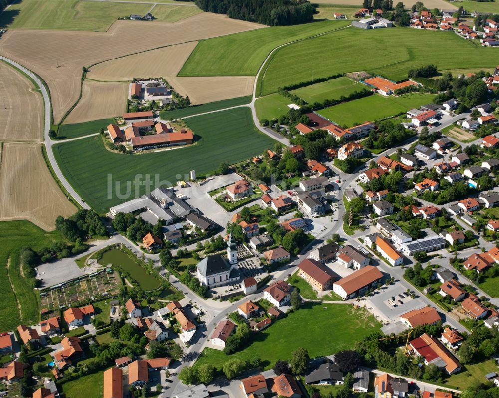 Kirchweidach von oben - Dorfkern am Feldrand in Kirchweidach im Bundesland Bayern, Deutschland